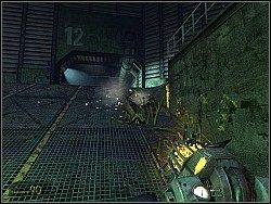 Po odparciu drugiej fali na jednym z frontalnych wejść zabłysną trzy lampki - [Solucja] Ów żywot vortalny cz.1 | Half-Life 2 Episode Two - Half-Life 2: Episode Two - poradnik do gry