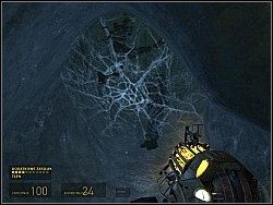 Po wynurzeniu zlikwiduj obcych przy suficie i skieruj się do oświetlonego wejścia (przed siebie i w lewo) - [Solucja] Ów żywot vortalny cz.5 | Half-Life 2 Episode Two - Half-Life 2: Episode Two - poradnik do gry