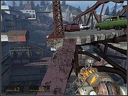 Gdy znajdziesz się po drugiej stronie mostu, przesuń auta z pochylonej części, na krawędź, która jest wyżej - [Solucja] Freeman Pontifex cz.6 | Half-Life 2 Episode Two - Half-Life 2: Episode Two - poradnik do gry