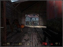 Po zabiciu żołnierzy, przebiegnij do drugiego budynku i oczyść go - [Solucja] Podróż w wielkim stylu cz.3 | Half-Life 2 Episode Two - Half-Life 2: Episode Two - poradnik do gry