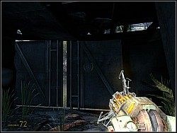 Przejdź przez bramę i skieruj się w lewo, w stronę portalu - Poradnik do gry - [Solucja] Początek cz.1 | Half-Life 2 Episode Two - Half-Life 2: Episode Two - poradnik do gry