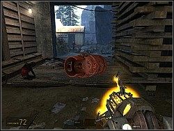 Gdy zabijesz wrogów, wyjdź z pomieszczenia i zniszcz skrzynkę przy białym budynku - Poradnik do gry - [Solucja] Początek cz.1 | Half-Life 2 Episode Two - Half-Life 2: Episode Two - poradnik do gry