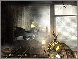 Gdy zabezpieczysz nasyp, wejdź do pomieszczenia tyłem, kierując broń nad wejście - [Solucja] Ów żywot vortalny cz.3 | Half-Life 2 Episode Two - Half-Life 2: Episode Two - poradnik do gry