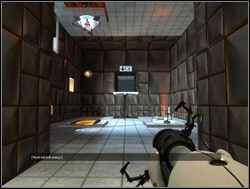 Po wyjściu z windy zobaczysz mechanizm, w którym kula energetyczna wypada z urządzenia przy suficie, po czym odbija się od zamkniętego, pomarańczowego portalu w podłodze - Pomieszczenie testowe nr 06 | Portal - Portal - poradnik do gry