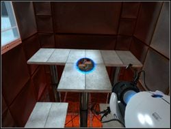 Tym razem trzeba zadziałać odwrotnie: na dole widnieje już pomarańczowy portal, więc musisz stworzyć niebieski w widocznym na górze za twoimi plecami wystającym fragmencie ściany - Pomieszczenie testowe nr 10 | Portal - Portal - poradnik do gry