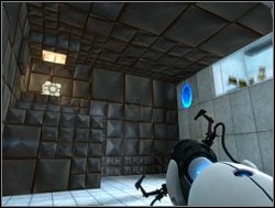 Na metalowym wzniesieniu znajduje się kostka, ale ze względu na materiał nie możesz stworzyć portalu bezpośrednio przy niej - Pomieszczenie testowe nr 14 | Portal - Portal - poradnik do gry