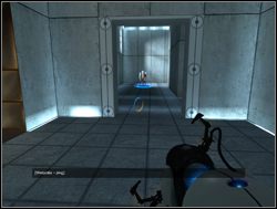 Żeby wyeliminować kolejną wieżyczkę, schowaj się w zagłębieniu ściany po prawej stronie i stwórz jeden portal przy sobie, a drugi zaraz za nią - Pomieszczenie testowe nr 16 | Portal - Portal - poradnik do gry