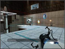 Przy prawej ścianie na obracającej się pionowej platformie znajduje się urządzenie posyłające kulę energii w różnych kierunkach - Pomieszczenie testowe nr 18 | Portal - Portal - poradnik do gry