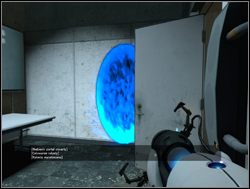 W pomieszczeniu, w którym się znajdziesz, stwórz niebieski portal przy drzwiach (tak jak na obrazku), po czym szybko wyjdź, by uniknąć trafienia laserem - Pomieszczenie testowe nr 19 (cz.3) | Portal - Portal - poradnik do gry