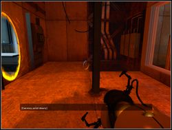 Po chwili dotrzesz do oświetlonego na czerwono pomieszczenia z kolejną szybą - Pomieszczenie testowe nr 19 (cz.3) | Portal - Portal - poradnik do gry