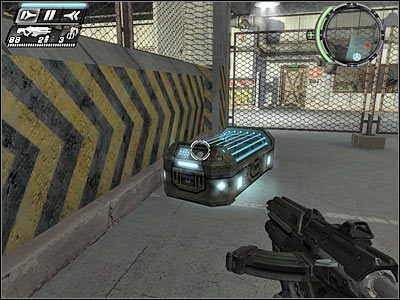 Po lewej stronie jeden z przeciwników okupuje stanowisko maszynowe, stojąc wewnątrz pojazdu opancerzonego (screen) - Etap 5 - Ground Floor cz.2 | TimeShift - TimeShift - poradnik do gry