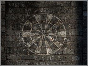 Wejdź do pubu i przyjrzyj się tablicom do rzutek (jedna u góry, druga w piwnicy) - [Akt 4] August 25, 1940 Morning cz.1 | Zło, które żyje pod słońcem - Agatha Christie: Zło, które żyje pod słońcem - poradnik do gry