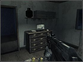 Laptop zlokalizowany jest w pierwszym z napotkanych budynków na wzgórzu - Kryjówka | Materiały wywiadowcze | Call of Duty 4 Modern Warfare - Call of Duty 4: Modern Warfare - poradnik do gry