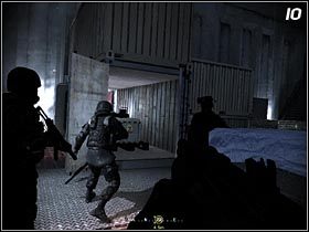 Po uporaniu się z przeciwnikami, drużyna zlokalizuje poszukiwany kontener (#10) - Zbędna załoga | Solucja Call of Duty 4: Modern Warfare - Call of Duty 4: Modern Warfare - poradnik do gry