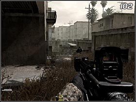 Po osiągnięciu przewagi na ulicy, czołg skieruje się do najbliższego zakrętu i Amerykanie rozpoczną przejmowanie kolejnego fragmentu miasta (#101) - Świnia bojowa | Solucja Call of Duty 4: Modern Warfare - Call of Duty 4: Modern Warfare - poradnik do gry