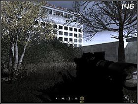 Po wyczerpującej wędrówce dotrzecie wraz z MacMillanem do budynku (#146), z którego można strzelić do Imrana Zachajewa - Wszyscy w kamuflażu | Solucja Call of Duty 4: Modern Warfare - Call of Duty 4: Modern Warfare - poradnik do gry