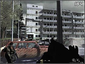 Zanim wyjdziesz na parking, poczekaj aż sojuszniczy śmigłowiec załatwi wrogów ulokowanych na piątym piętrze budynku - Grzechy ojca | Solucja Call of Duty 4: Modern Warfare - Call of Duty 4: Modern Warfare - poradnik do gry