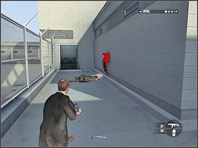 Po zbliżeniu się do pomieszczenia kontrolnego wieży zabij stojącego na wprost wartownika i zaczekaj aż kolejni podbiegną do schodów - Rozdział 8 - Breakout cz.6 | Kane & Lynch Dead Men - Kane & Lynch: Dead Men - poradnik do gry