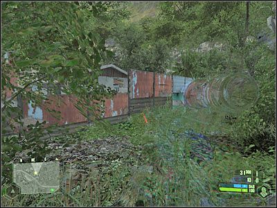 Niedaleko stanowiącego Twój główny cel misji budynku znajdują się dwaj żołnierze (screen) - Crysis: Misja 4, Assault - Pozyskanie dodatkowych informacji - solucja - Crysis - poradnik do gry