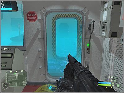 W sumie musisz opuścić trzy pręty, zatem tyle razy musisz wejść do tego pomieszczenia, a po opuszczeniu każdego pręta błyskawicznie wycofać się - Crysis: Misja 11, Reckoning - Opuszczenie prętów - solucja, opis przejścia - Crysis - poradnik do gry