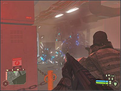 Jedyne utrudnienie to konieczność wyważenia przedstawionych na screenie drzwi - Crysis: Misja 11, Reckoning - Dotarcie na pokład startowy #2 - solucja - Crysis - poradnik do gry