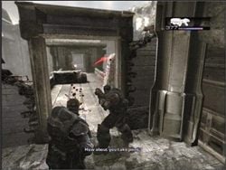 Gdy znajdziesz się w dużej komnacie, zejdź na dół i pozbieraj granaty - 14 days after E-day | Akt I Gears of War - Gears of War - PC - poradnik do gry