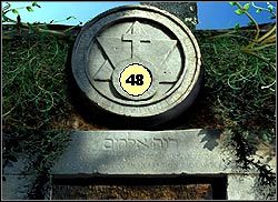 W nadsłupiu znajduje się mały okrąg (48), który wygląda, jakby można go było przesunąć - Rozdział V - Ujawnienie tajemnicy (Rzym) | Belief & Betrayal Medalion Judasza - Belief & Betrayal: Medalion Judasza - poradnik do gry