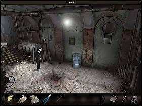 Znalazłszy się na dole, weź szpikulec, leżący na skrzyni pod ścianą (lewy dolny róg ekranu) - Metro (2) | Dzień 10 | Art of Murder Sztuka Zbrodni - Art of Murder: Sztuka Zbrodni - poradnik do gry