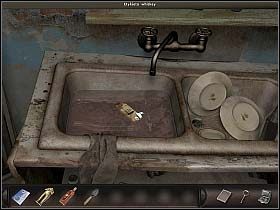 Na szczęście pod - stojącym naprzeciwko kanapy, na której zalega Joel - stolikiem leży pusta butelka z utłuczoną szyjką - Opuszczony dom | Dzień 2 | Art of Murder Sztuka Zbrodni - Art of Murder: Sztuka Zbrodni - poradnik do gry