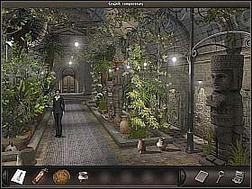 Jednak niczego interesującego (na razie) tam nie znajdziesz, choć możesz rzucić okiem na stojący na końcu alejki (po lewej) worek z ziemią do kwiatów oraz trzy wazy z terakoty (po prawej) - Muzeum Sztuki Prekolumbijskiej (1) | Dzień 1 | Art of Murder Sztuka Zbrodni - Art of Murder: Sztuka Zbrodni - poradnik do gry