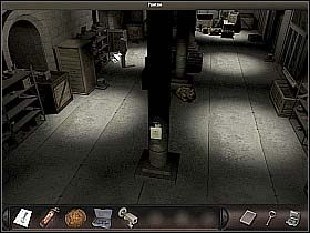 Zapewniwszy sobie widoczność, na początek udaj się w lewą część pomieszczenia i z pierwszego regału zabierz solidną i ciężką walizkę, przypominającą te do przechowywania specjalistycznego sprzętu - Muzeum Sztuki Prekolumbijskiej (2) | Dzień 1 | Art of Murder Sztuka Zbrodni - Art of Murder: Sztuka Zbrodni - poradnik do gry