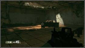 W pomieszczeniu ukazanym na załączonym obrazku wrogowie zeskoczą z dziury w suficie, bądź na to gotów i wcześniej wyślij granat - IRAQ - Down Range (cz.2) | BlackSite Area 51 - BlackSite: Area 51 - poradnik do gry