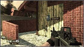 Pierwszy bonus znajdziesz w damskiej ubikacji w miejscu, gdzie prowadzona będzie pierwsza walka tego etapu (prawy budynek z lewego zdjęcia) - QUARANTINE - Targets of Opport... (bonusy) | BlackSite Area 51 - BlackSite: Area 51 - poradnik do gry