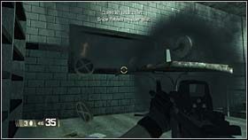 Po udanym odparciu ataku na horyzoncie pojawi się nieprzyjacielski śmigłowiec, gdy to nastąpi (nadleci znad ekranu kinowego) szybko kucnij i cofnij się w kąt pomieszczenia (patrz zdjęcie) - RACHEL - Somebody call FEMA | BlackSite Area 51 - BlackSite: Area 51 - poradnik do gry