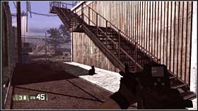 Jedyny bonus, który znajdziesz w tym etapie znajduje się pod schodami prowadzącymi na piętro budynku wskazanego na lewym zdjęciu - TOPSIDE - Oversight (bonusy) | BlackSite Area 51 - BlackSite: Area 51 - poradnik do gry