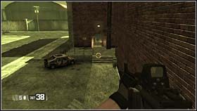 Tak więc wyjdź na zewnątrz i skręć w prawo, a następnie szybko przebiegnij do miejsca wskazanego na zdjęciu (zeskakując z częściowo zawalonych schodów) - TOPSIDE - New S#!%... | BlackSite Area 51 - BlackSite: Area 51 - poradnik do gry