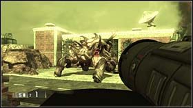 Aby pokonać nieprzyjaciela powinieneś biegać pomiędzy tymi dwoma miejscami tak, by stać w doborowym miejscu do oddania strzału w chwili, gdy potwór znajduje się po drugiej stronie, odwrócony do Ciebie tyłem - TOPSIDE - New S#!%... | BlackSite Area 51 - BlackSite: Area 51 - poradnik do gry