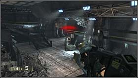 W kolejnym pomieszczeniu będzie nieco trudniej, a to z uwagi na przeciwnika znajdującego się na kładce zawieszonej pod sufitem - WRECKED - Junk Science | BlackSite Area 51 - BlackSite: Area 51 - poradnik do gry