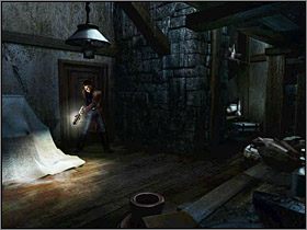 Znajdziesz się w krótkim korytarzu, na którego końcu znajdują się drzwi - Posiadłość Mortonów - Strych (1) | Edward Carnby | Alone in the Dark - Alone in the Dark: Koszmar powraca - poradnik do gry