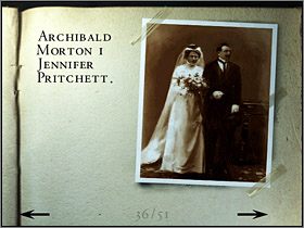 Następnie przejrzyj leżącą na podeście biografię rodziny Mortonów - Posiadłość Mortonów - Biblioteka (1) | Edward Carnby | Alone in the Dark - Alone in the Dark: Koszmar powraca - poradnik do gry