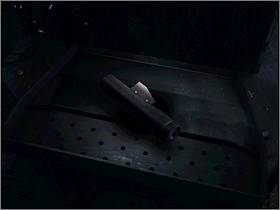 Podejdź do maszyny stojącej niedaleko i włóż do niej formę oraz stalową sztabę , a otrzymasz cylinder perforatora - Fort (3) | Aline Cedrac | Alone in the Dark Koszmar powraca - Alone in the Dark: Koszmar powraca - poradnik do gry