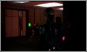 Chwilę później widzimy człowieka, który nerwowo mierzy z broni w stronę ściany, niedaleko drzwi wyjściowych - Mass Effect Bring Down the Sky: Część 3, Seeing the Sights - solucja - Mass Effect - poradnik do gry