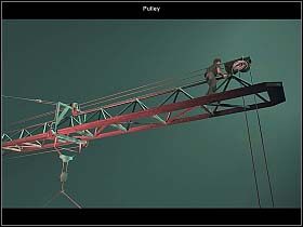 By móc wspiąć się wyżej, mężczyzna wyciąga ze spodni pasek (kliknij w połowie Adama) i przerzuca go przez krążek linowy, przez który przechodzi lina podtrzymująca belkę (nad głową Adama) - Noc druga (cz.1) | Reprobates U Bram Śmierci - Reprobates: U Bram Śmierci - poradnik do gry