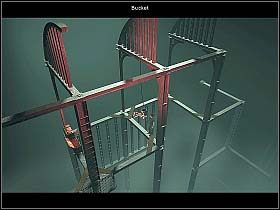 Następnie wraca na podest i maszeruje w stronę pierwszej ze znajdujących się za nim skrzyń - Noc druga (cz.1) | Reprobates U Bram Śmierci - Reprobates: U Bram Śmierci - poradnik do gry