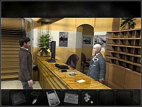 W holu hotelowym podchodzi do kontuaru i odbywa krótką rozmowę z recepcjonistą - Niedziela, przedpołudnie (cz.1) | Rozdział 1 - Rozbite szkło | Overclocked - Overclocked: Historia o przemocy - poradnik do gry