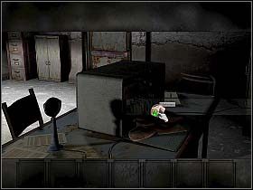 Ray bada zatem drugą stronę radiostacji (kliknij krawędź lewej strony jej obudowy) - Wtorek, popołudnie (cz.3) | Rozdział 3 - Przeciwnik | Overclocked - Overclocked: Historia o przemocy - poradnik do gry