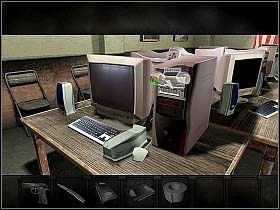 Wyjąwszy kolejno obie kasety, McNamara podchodzi do stojącej po prawej szafki z pancernego szkła - Piątek, wczesny ranek (cz.2) | Rozdział 5 - Zagubiony | Overclocked - Overclocked: Historia o przemocy - poradnik do gry