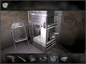 Następnie przechodzi na koniec pokoju, gdzie ze sterty pudeł po komputerach zabiera taśmę samoprzylepną - Piątek, wczesny ranek (cz.2) | Rozdział 5 - Zagubiony | Overclocked - Overclocked: Historia o przemocy - poradnik do gry