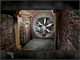 Idzie kolejnym korytarzem, który doprowadza go do miejsca, gdzie z jednej strony znajdują się drzwi opatrzone zamkiem kodowym (niestety chłopak nie zna kombinacji), zaś na prawo od nich kolejny korytarz z cegieł kończący się wielkim wentylatorem - Poniedziałek, przedpołudnie (cz.1) | Rozdział 2 - Rany | Overclocked - Overclocked: Historia o przemocy - poradnik do gry