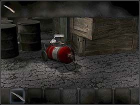 Chłopak jest w jakimś starym wojskowym obozie czy raczej składzie - Poniedziałek, popołudnie | Rozdział 2 - Rany | Overclocked Historia o przemocy - Overclocked: Historia o przemocy - poradnik do gry